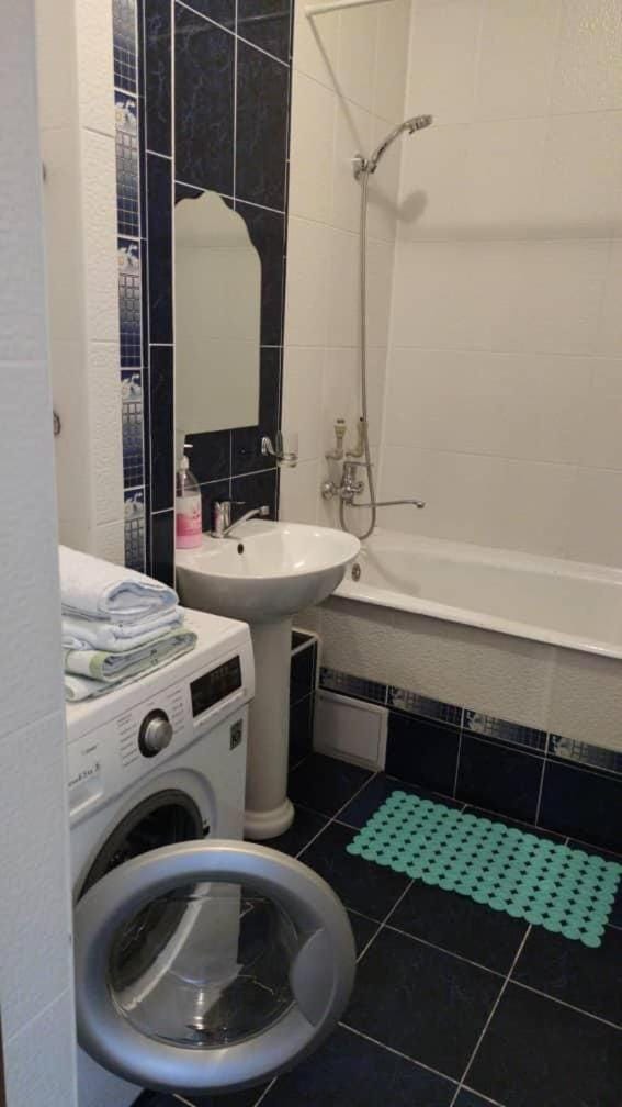 Bathroom, towels, washing machine