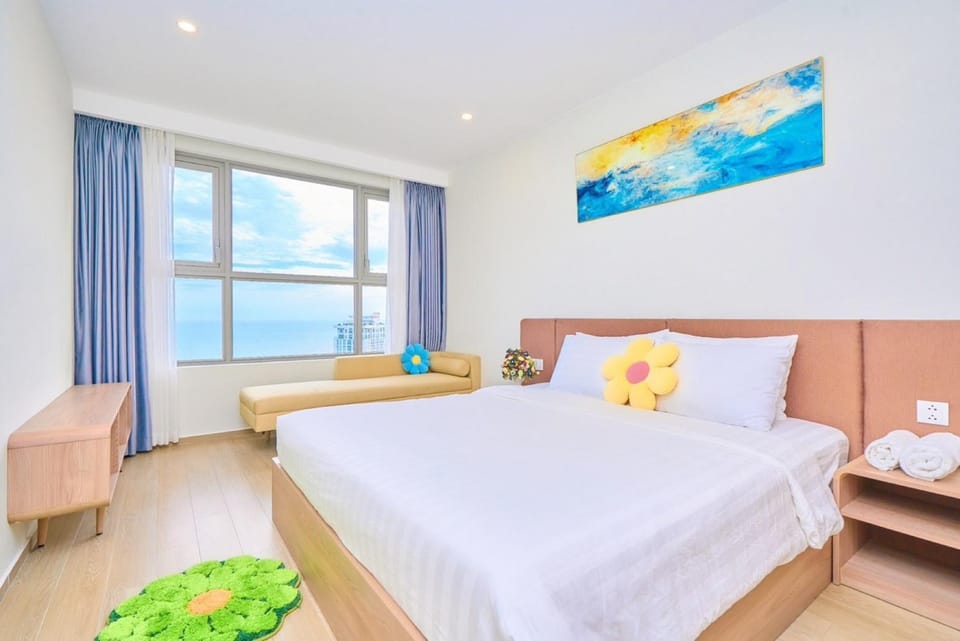 Bed, Living room, Photo of the whole room, Seating area, Bedroom
