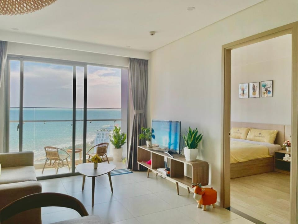 Bed, Natural landscape, Living room, Photo of the whole room, Seating area