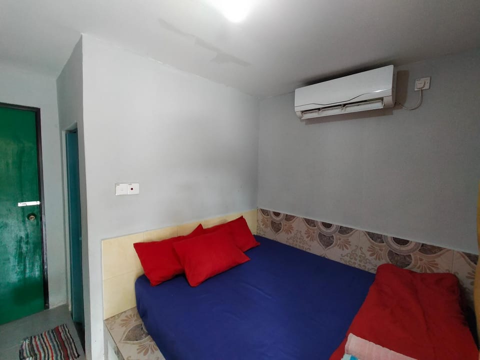 Photo of the whole room, Bedroom, air conditioner
