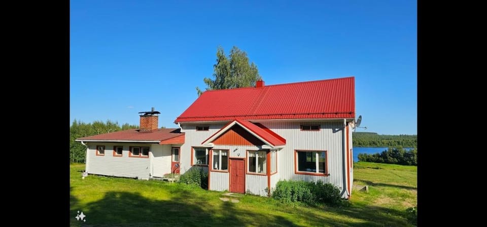 Lappish Summerhouse by the River House in Lapland