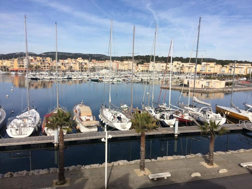 Gruissan (Aude) Appartement calme, vue sur port de plaisance -Clim, Empl.Parking Apartment in Gruissan