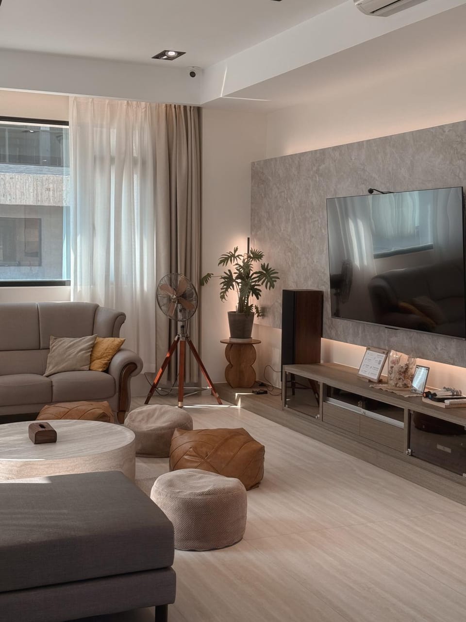 Communal lounge/ TV room, Living room, Seating area, Evening entertainment