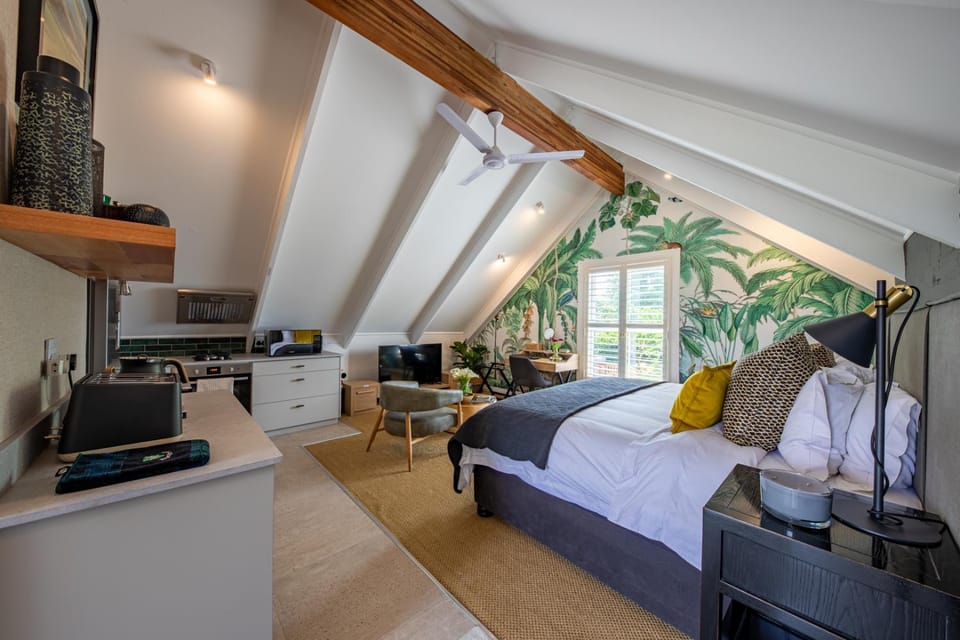 Bed, TV and multimedia, View (from property/room), Kitchen or kitchenette, Photo of the whole room, Seating area, Bedroom, fireplace, internet