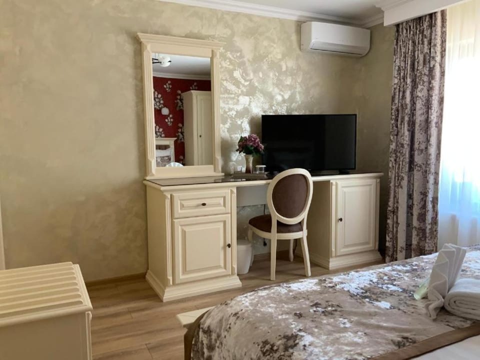 Photo of the whole room, hair dresser
