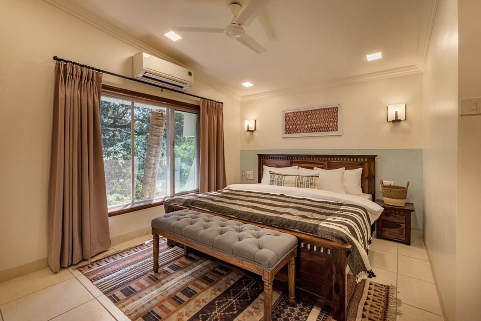 Property building, Bed, Photo of the whole room, Bedroom, fireplace, air conditioner