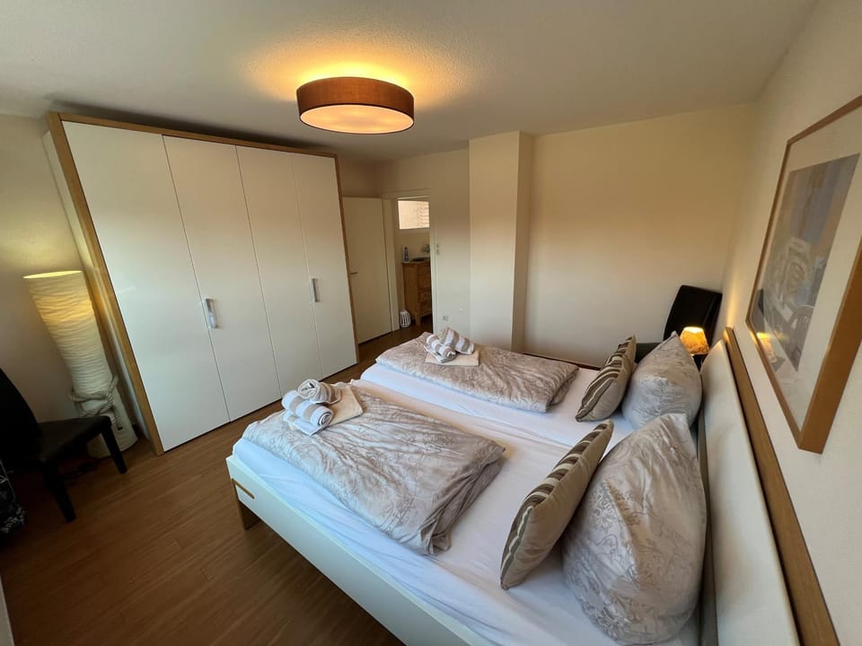 Photo of the whole room, Bedroom, wardrobe
