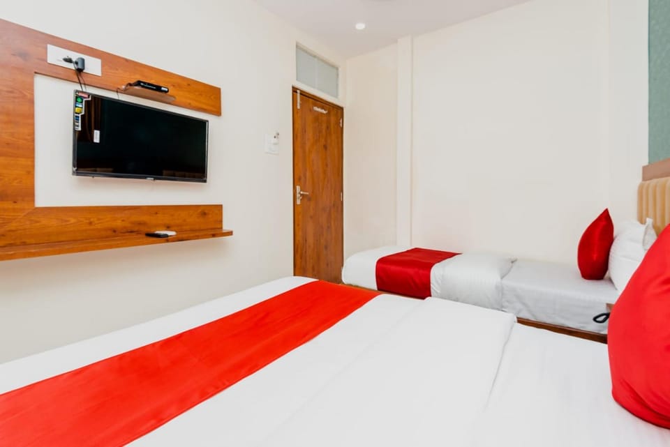 Bed, TV and multimedia, Photo of the whole room, Bedroom