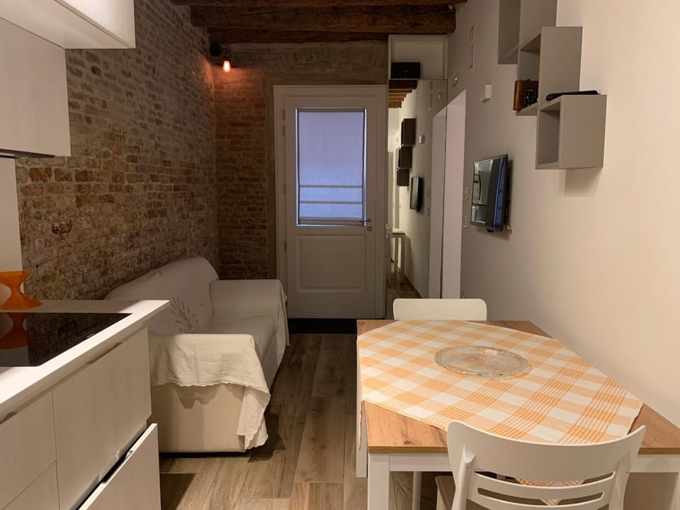 TV and multimedia, Kitchen or kitchenette, Living room, Seating area, Dining area