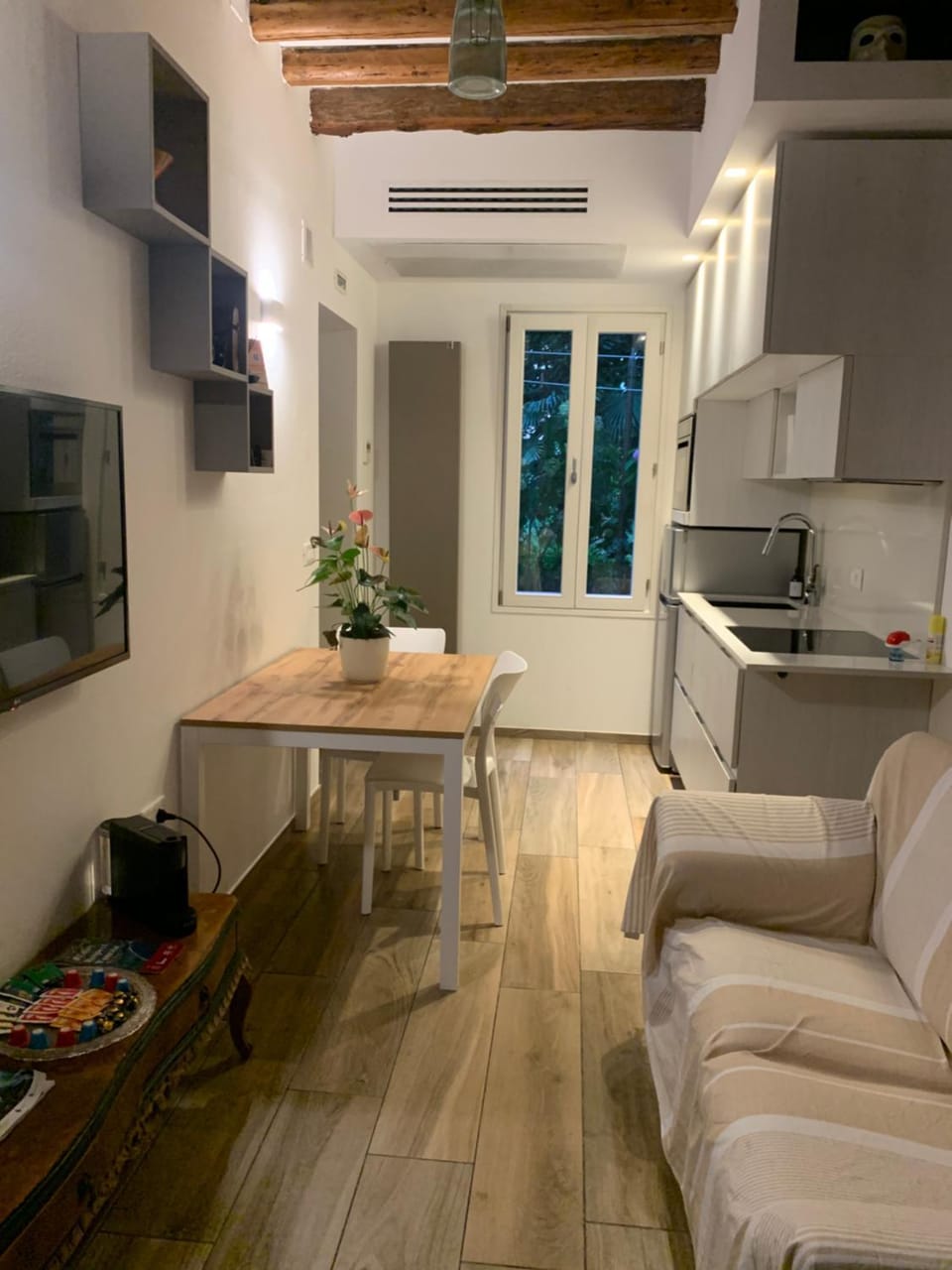 TV and multimedia, Kitchen or kitchenette, Living room, Seating area, Dining area, stove