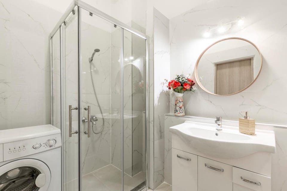 Shower, Bathroom, towels, washing machine