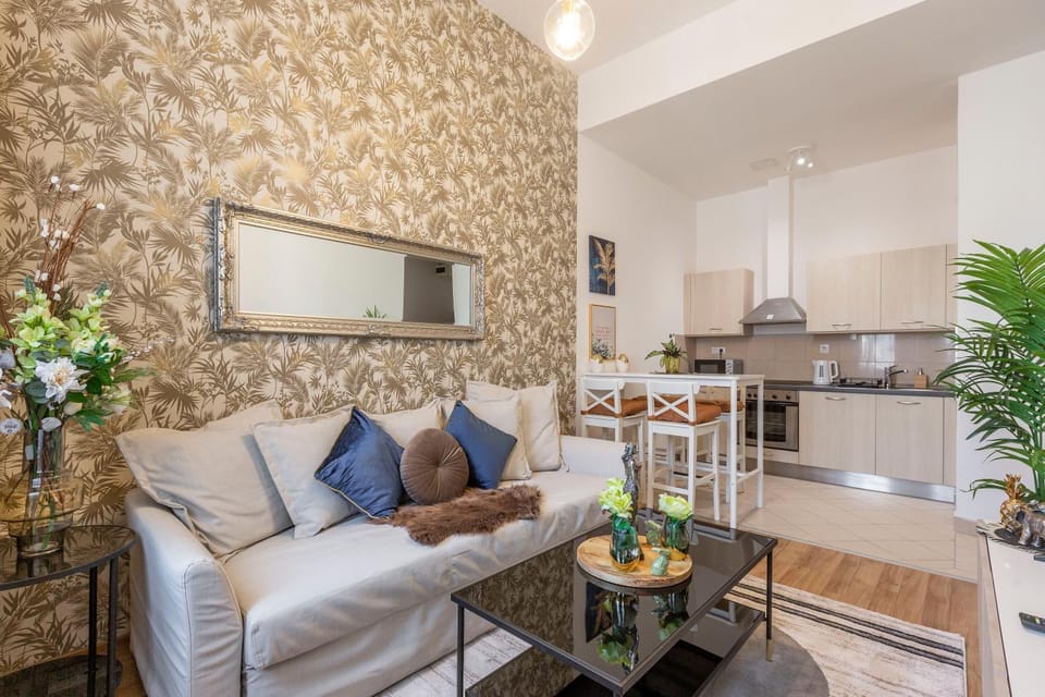 Kitchen or kitchenette, Living room, Seating area, Dining area, minibar, oven, pet friendly, stove