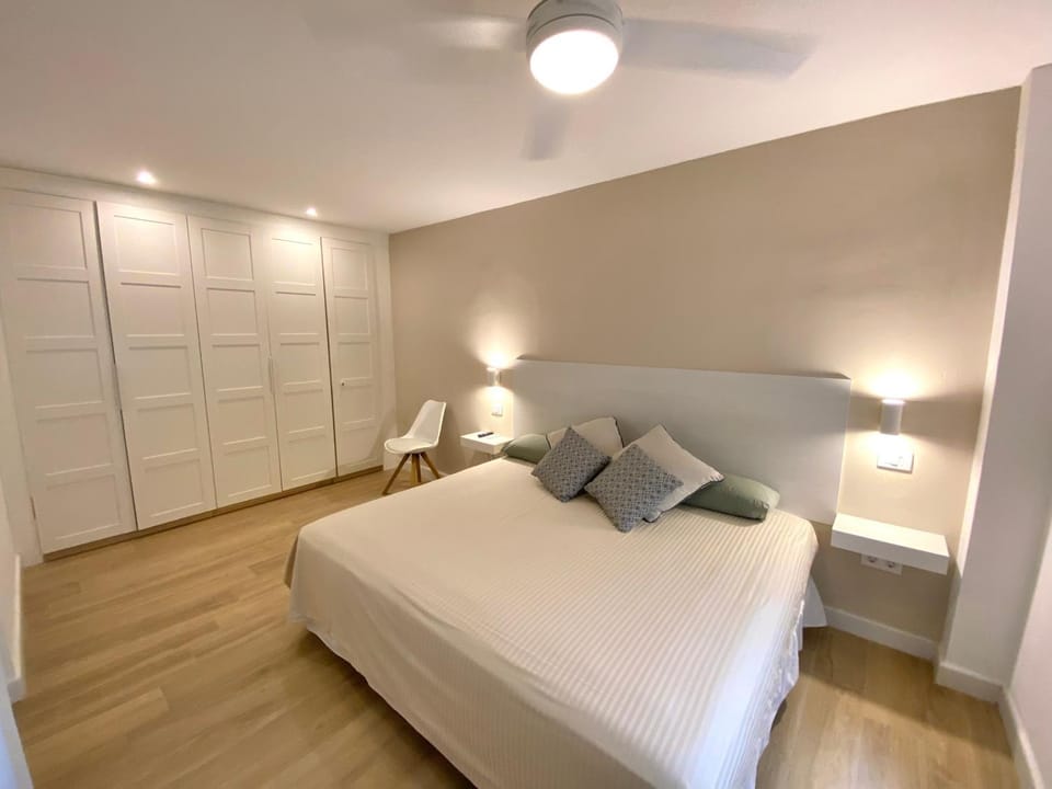 Bed, Photo of the whole room, Bedroom, wardrobe