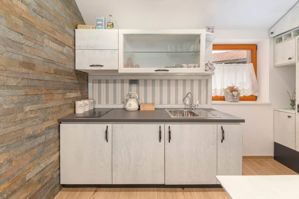 Kitchen or kitchenette, Communal kitchen