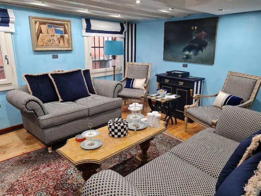 Living room, Seating area