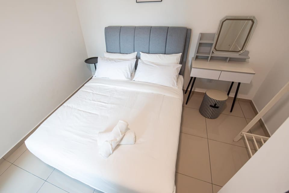 Bed, Photo of the whole room, Bedroom, towels