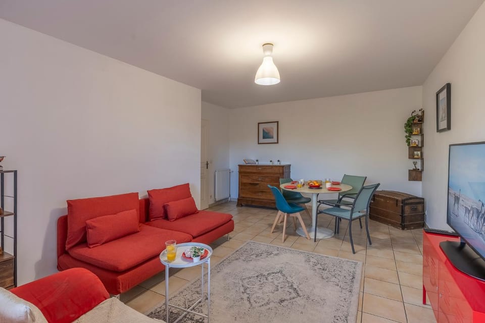 Communal lounge/ TV room, TV and multimedia, Living room, Seating area, Dining area