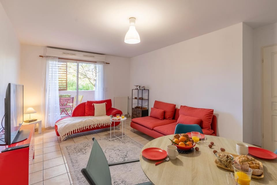TV and multimedia, Living room, Seating area, Dining area