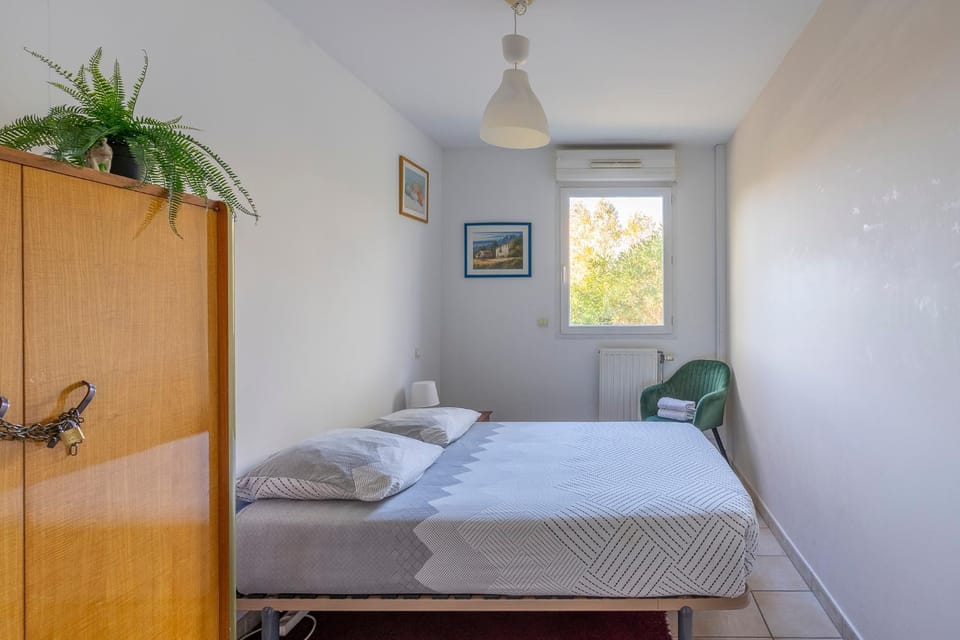 Bed, Photo of the whole room, Bedroom, towels