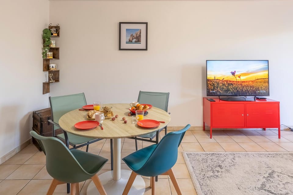 Communal lounge/ TV room, TV and multimedia, Living room, Seating area, Dining area