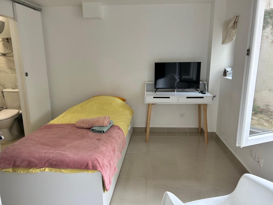 Bed, TV and multimedia, Photo of the whole room, Bedroom