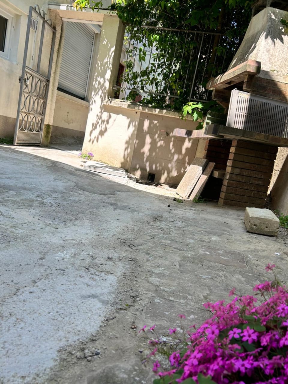 Property building, Day, Garden, Balcony/Terrace