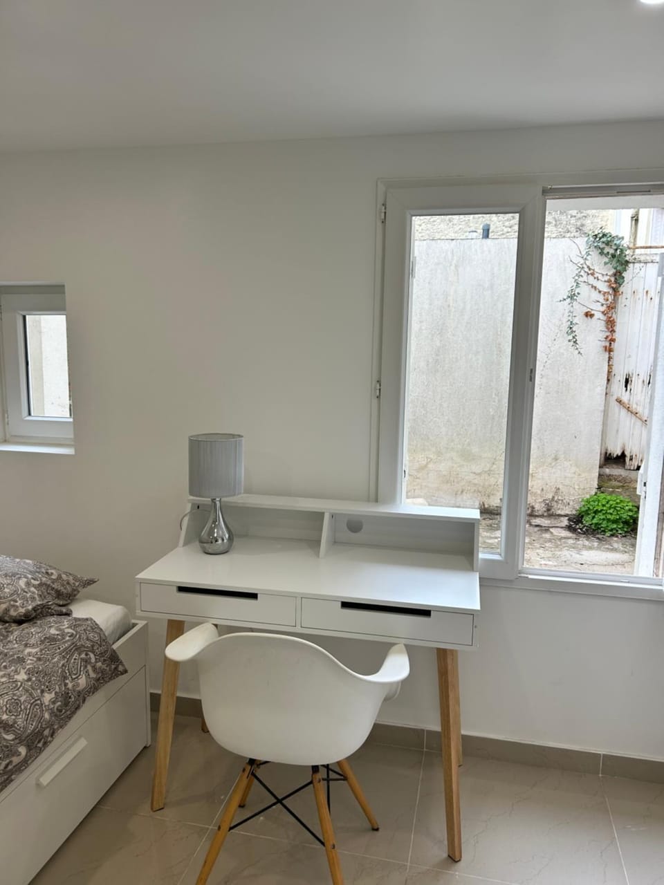 Bed, Seating area, hair dresser