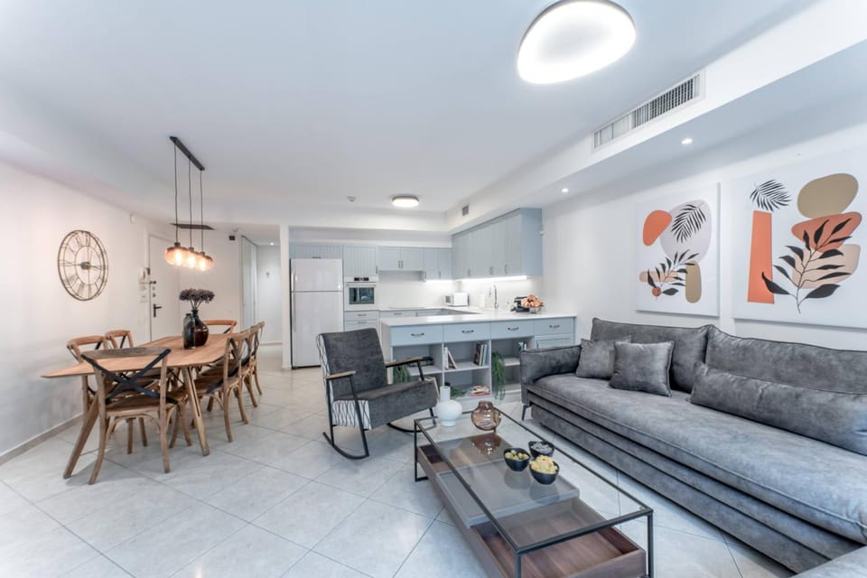 Kitchen or kitchenette, Living room, Seating area, Dining area