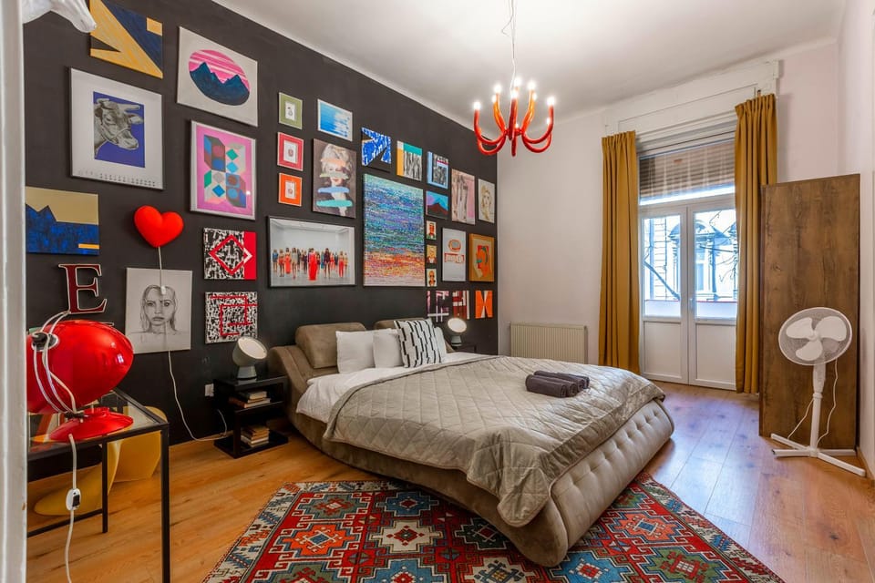 Bed, Living room, Photo of the whole room, Seating area, Bedroom, fireplace