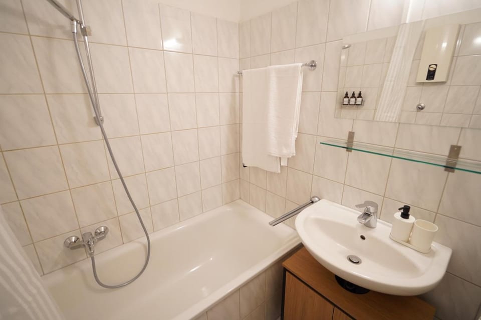 Shower, Bathroom, Bath, towels