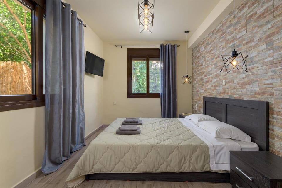 Bed, TV and multimedia, Photo of the whole room, Bedroom