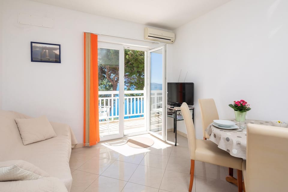 View (from property/room), Balcony/Terrace, Living room, Seating area, Dining area, air conditioner