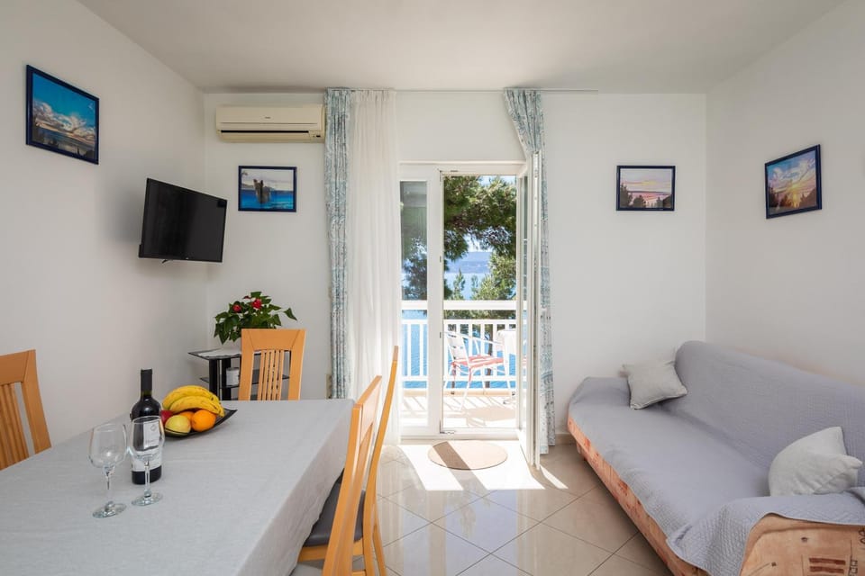 View (from property/room), Balcony/Terrace, Living room, Seating area, Dining area, air conditioner