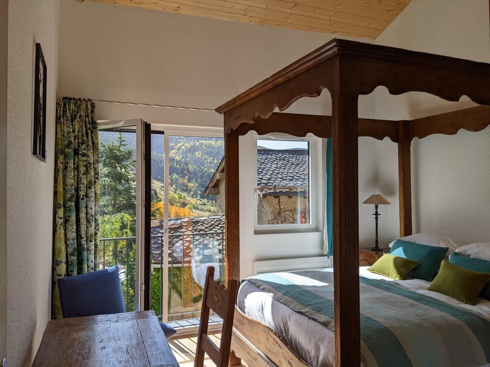 Bedroom, Mountain view, Quiet street view