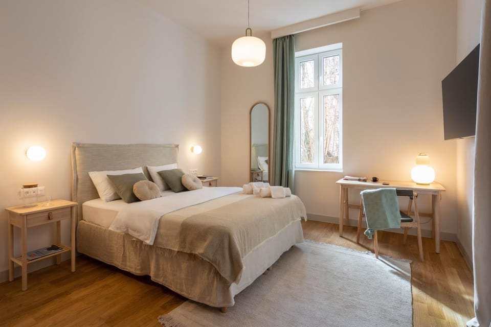 Bed, TV and multimedia, Bedroom