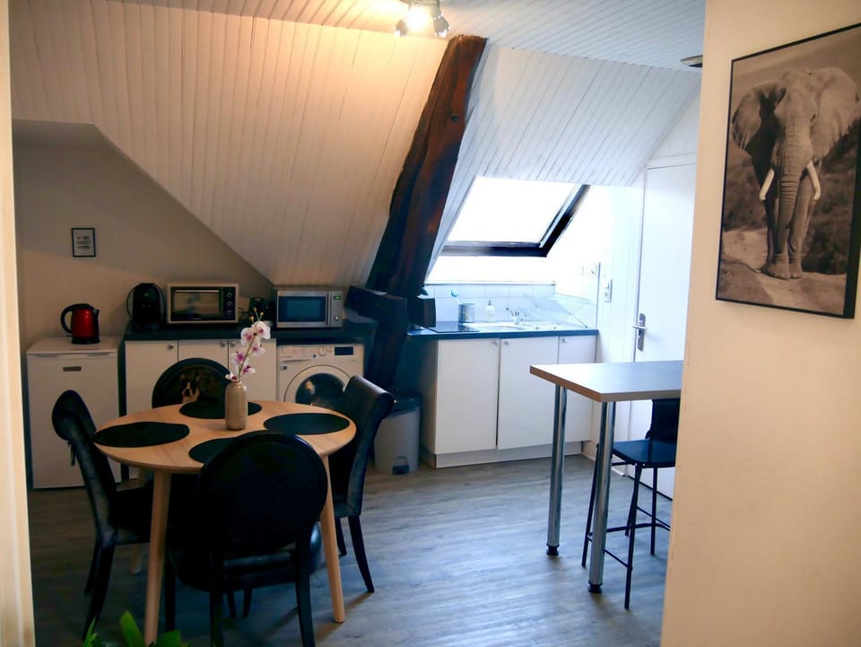 Kitchen or kitchenette, Dining area