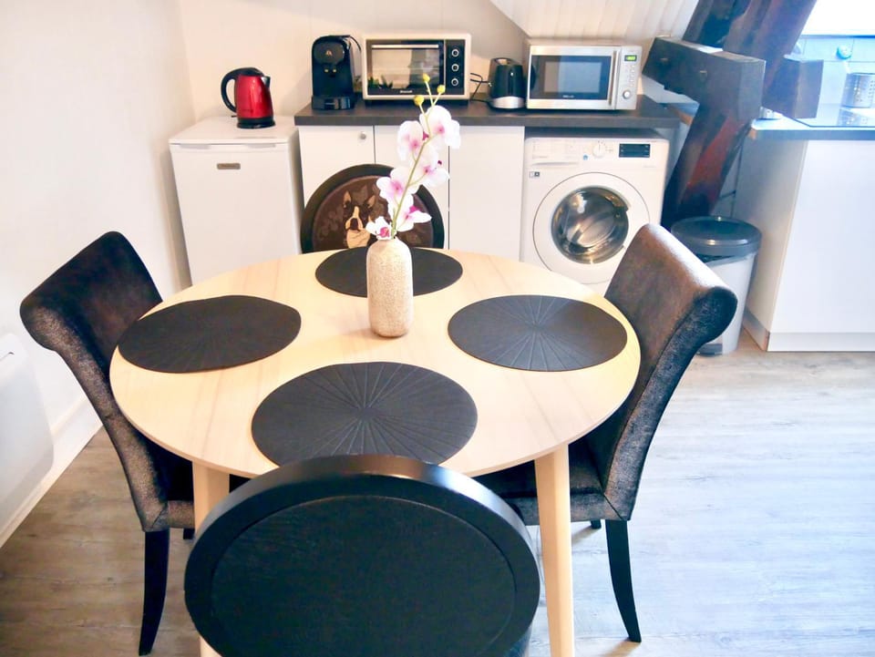 Coffee/tea facilities, Kitchen or kitchenette, Dining area, minibar