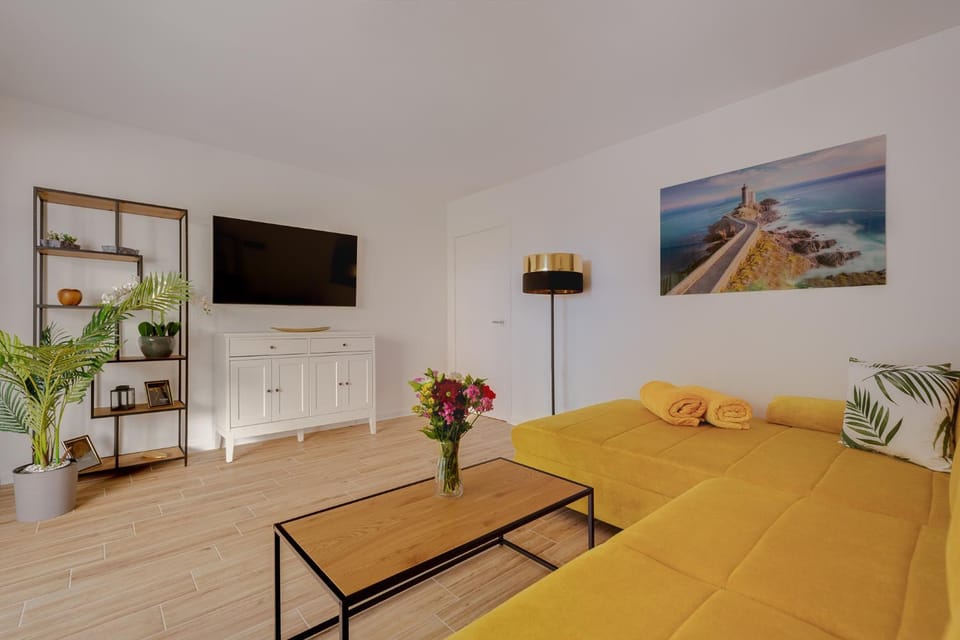 TV and multimedia, Living room, Seating area