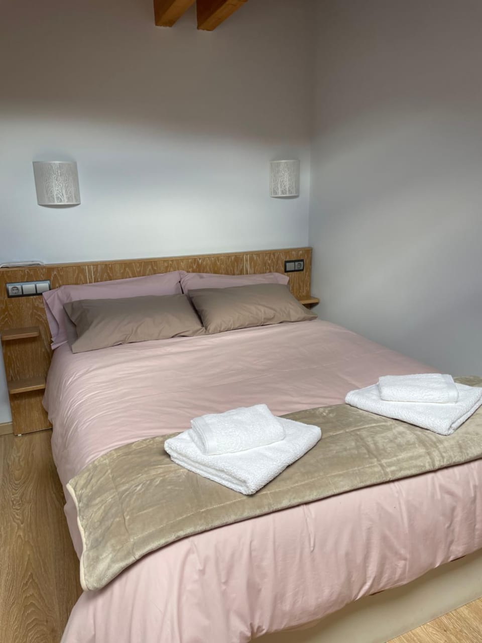 Bed, towels