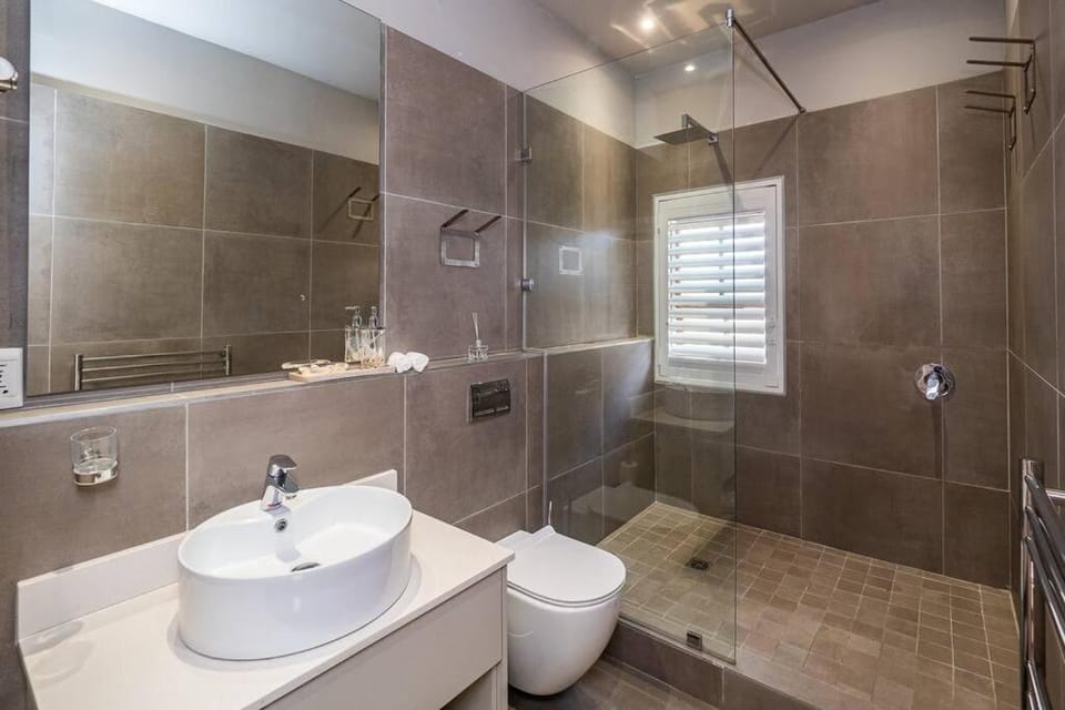 Shower, Toilet, Bathroom, towels