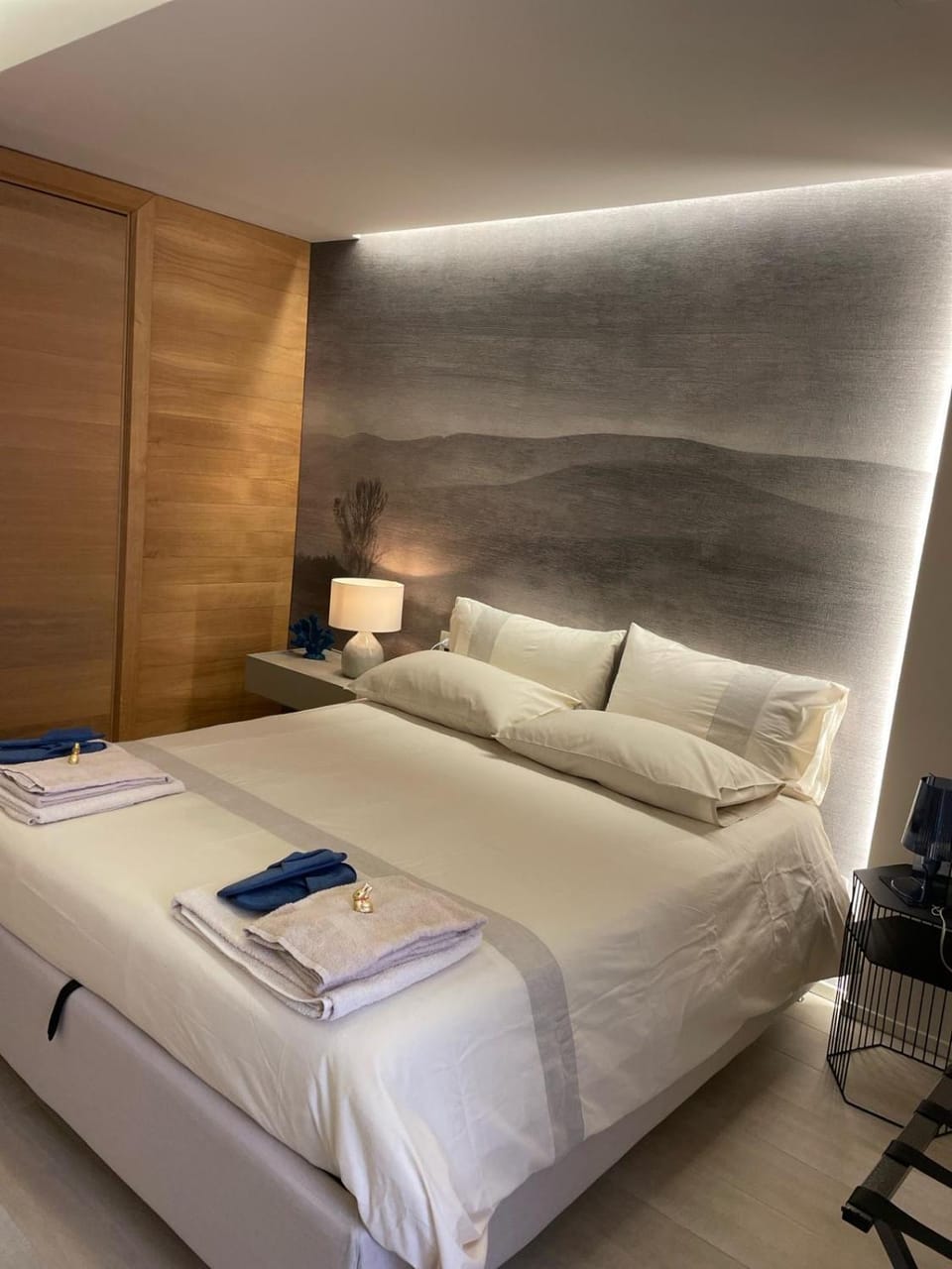Bed, Bedroom, towels
