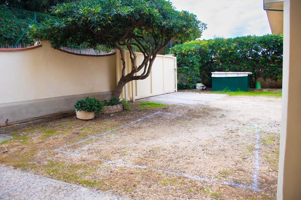 Inner courtyard view, Parking
