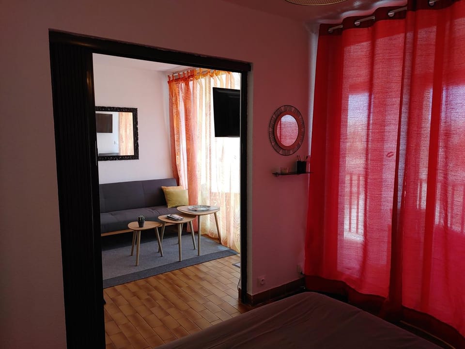 TV and multimedia, View (from property/room), Balcony/Terrace, Living room, Seating area, Bedroom