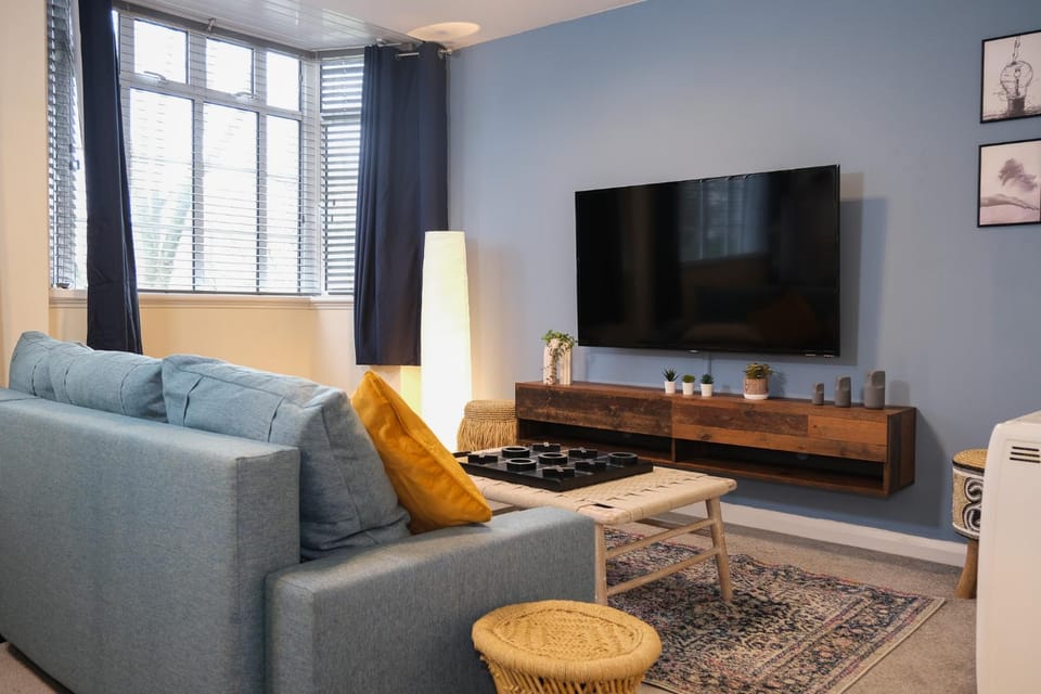 TV and multimedia, Living room, Seating area, Evening entertainment