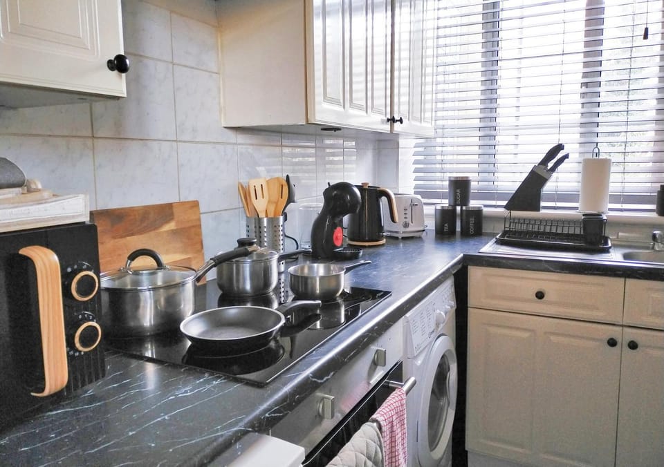 Coffee/tea facilities, Kitchen or kitchenette, microwave, oven, stove, toaster, washing machine, dryer