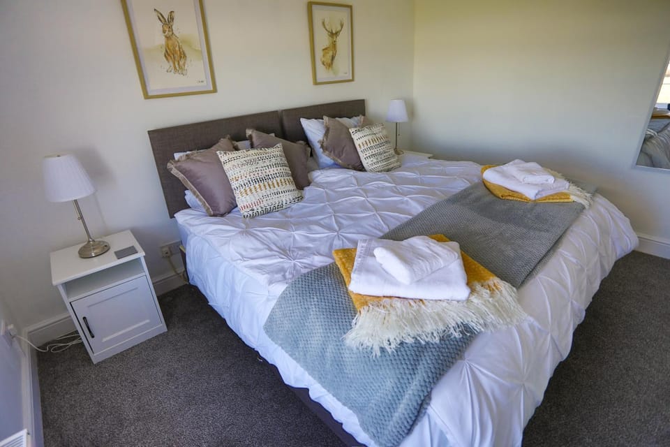 Bed, Photo of the whole room, Bedroom, towels
