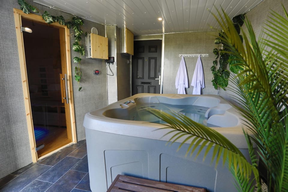 Hot Tub, Photo of the whole room, Seating area