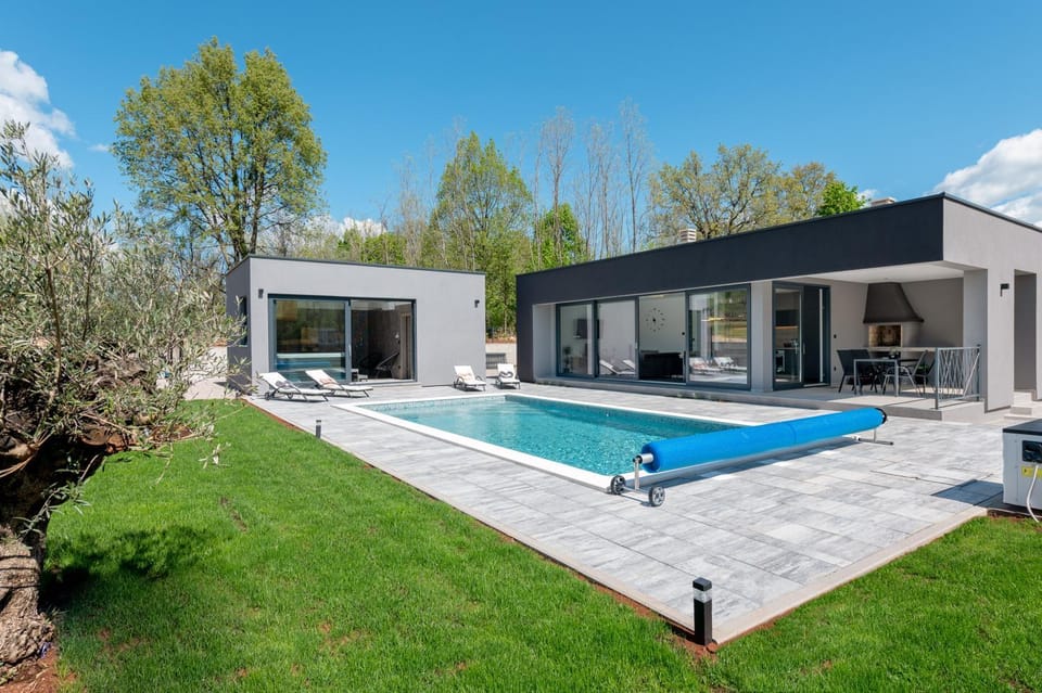 Green Luxury II with heated pool, jacuzzi & sauna Villa in Istria County