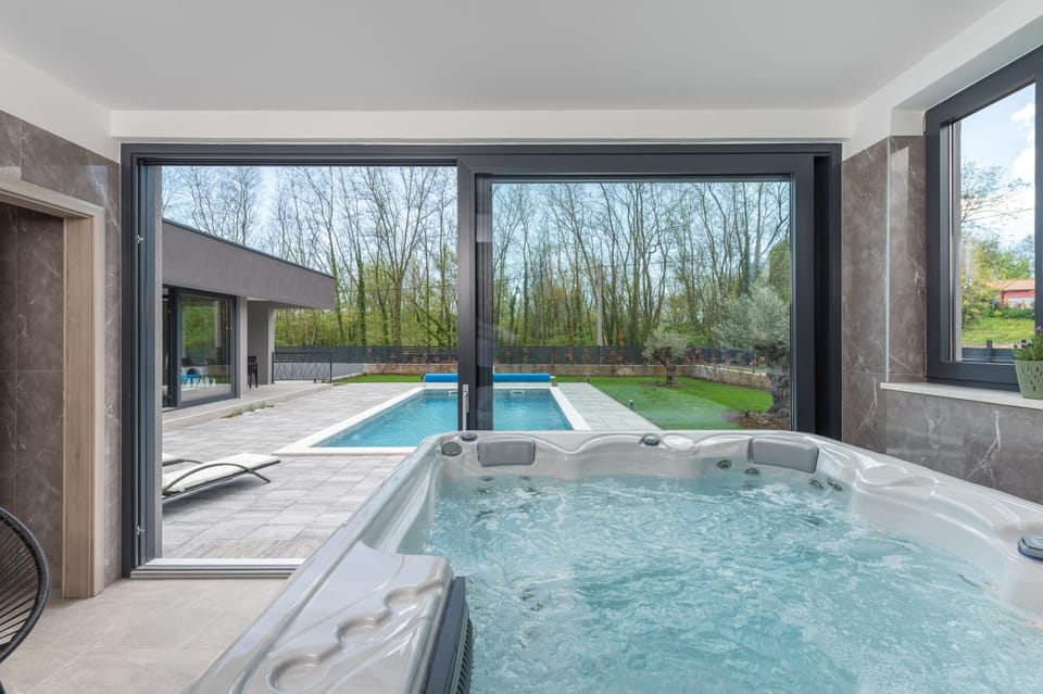 Green Luxury II with heated pool, jacuzzi & sauna Villa in Istria County