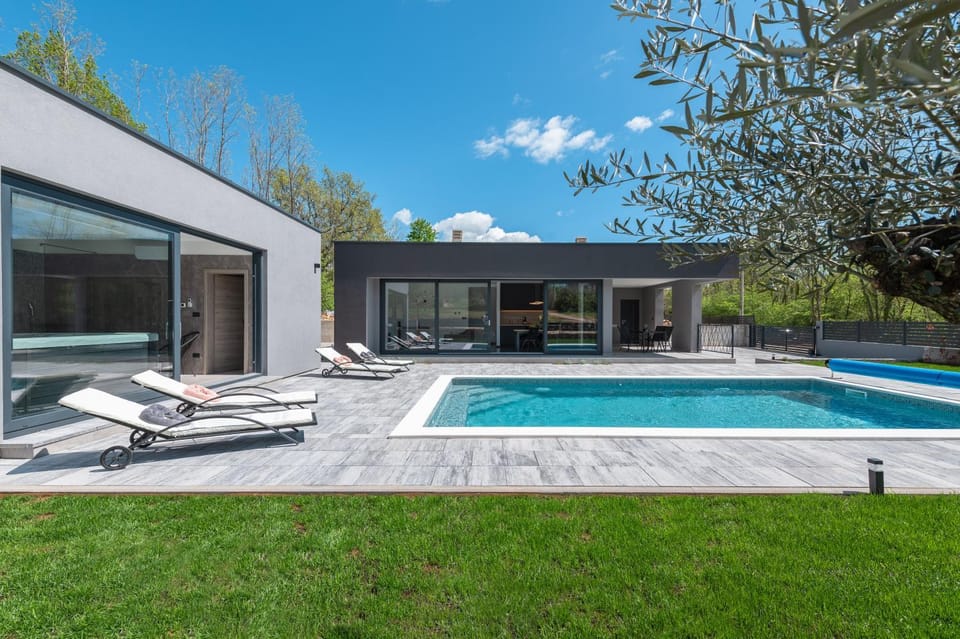 Green Luxury II with heated pool, jacuzzi & sauna Villa in Istria County